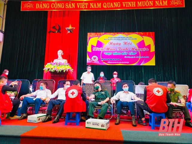 Hơn 1.000 tình nguyện viên tham gia “Giọt hồng đất Cẩm”