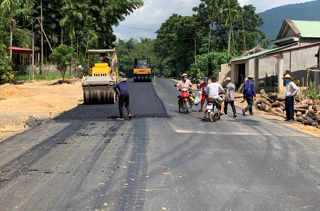 Đẩy nhanh tiến độ thi công Quốc lộ 15 đoạn từ thị trấn Hồi Xuân đến thị trấn Ngọc Lặc