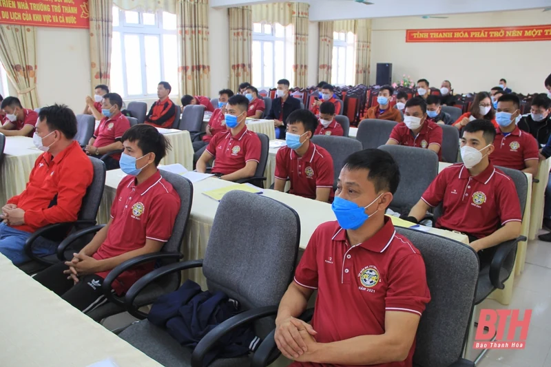 Tập huấn hướng dẫn viên, cộng tác viên trọng tài bóng đá năm 2021