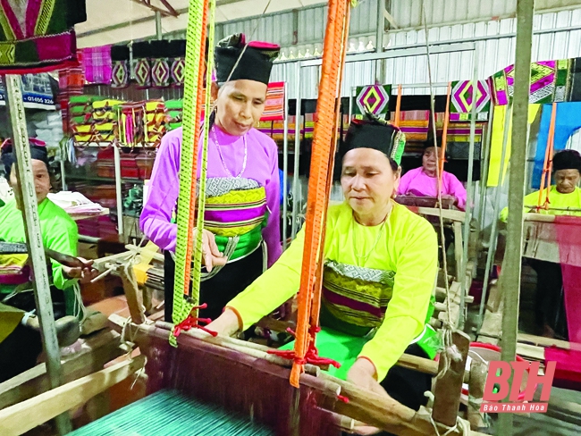 Người giữ gìn nghề dệt thổ cẩm truyền thống dân tộc Mường