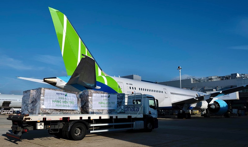 Bamboo Airways vận chuyển miễn phí gần 6 tấn hàng hóa y tế cứu trợ thẳng từ Pháp về Việt Na m