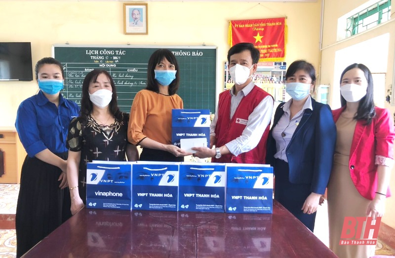 VNPT Bỉm Sơn đồng hành trao tặng thiết bị học trực tuyến cho học sinh có hoàn cảnh khó khăn