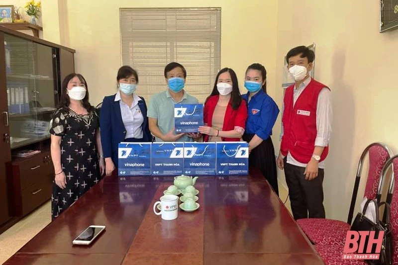 Tặng điện thoại thông minh cho học sinh có hoàn cảnh khó khăn