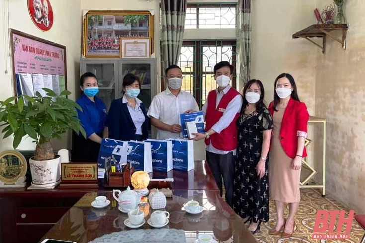 Tặng điện thoại thông minh cho học sinh có hoàn cảnh khó khăn