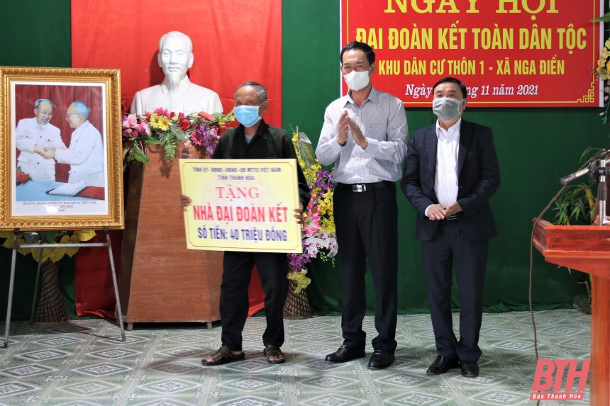 Phó Bí thư Tỉnh ủy Trịnh Tuấn Sinh dự ngày hội Đại đoàn kết toàn dân tộc tại thôn 1, xã Nga Điền