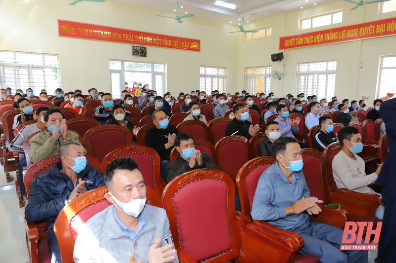 Nguyên Chủ tịch nước Trương Tấn Sang trao tặng áo phao cứu sinh đa năng cho ngư dân nghèo, có hoàn cảnh đặc biệt khó khăn tỉnh Thanh Hóa