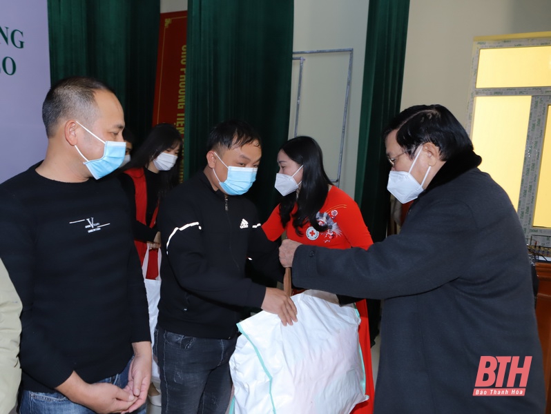 Nguyên Chủ tịch nước Trương Tấn Sang trao tặng áo phao cứu sinh đa năng cho ngư dân nghèo, có hoàn cảnh đặc biệt khó khăn tỉnh Thanh Hóa