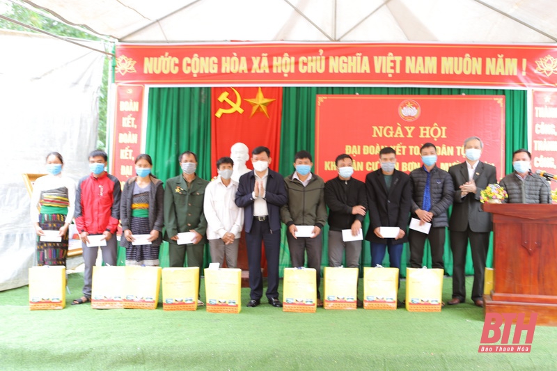 Phó Chủ tịch Thường trực UBND tỉnh Nguyễn Văn Thi dự Ngày hội Đại Đoàn kết toàn dân tộc với người dân bản Bơn