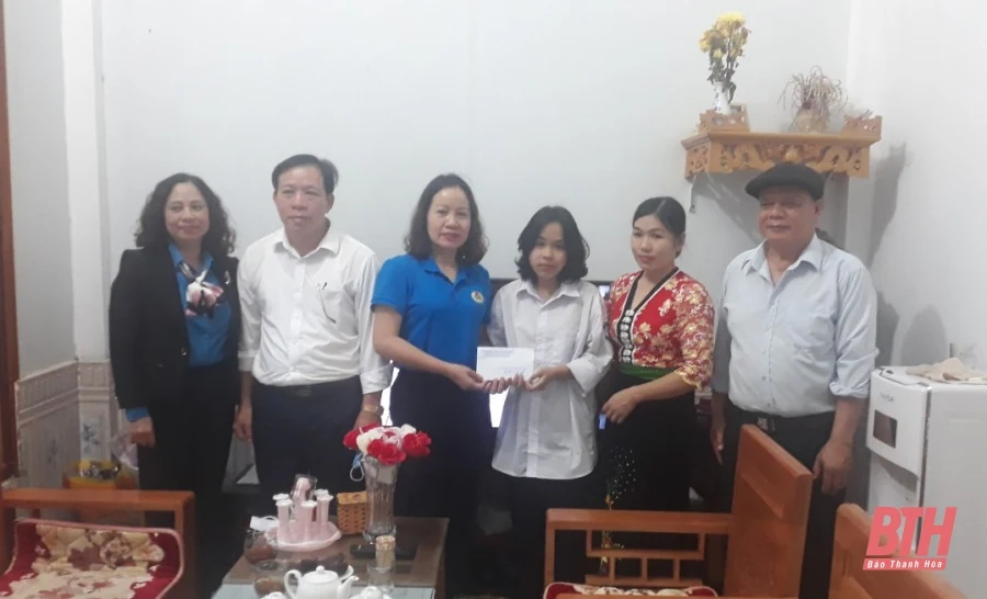 Liên đoàn Lao động tỉnh trao 5 sổ tiết kiệm cho con đoàn viên công đoàn có hoàn cảnh khó khăn