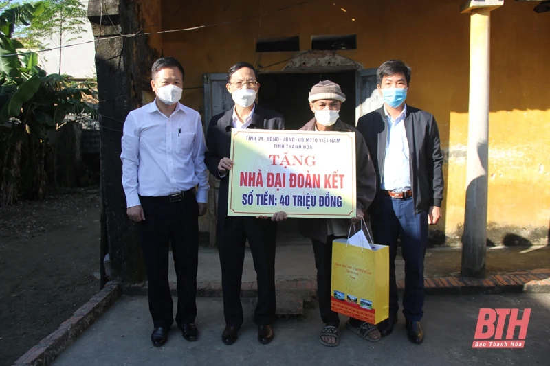 Phó Chủ tịch UBND tỉnh Đầu Thanh Tùng dự Ngày hội Đại đoàn kết toàn dân tộc tại thôn Tổ Lai