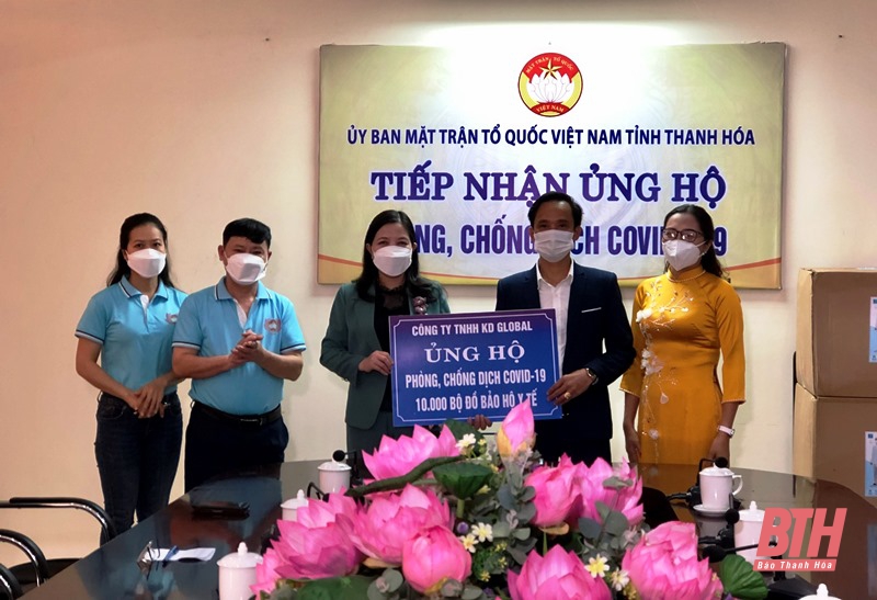 Công ty TNHH KD Global trao tặng 10.000 bộ đồ bảo hộ y tế