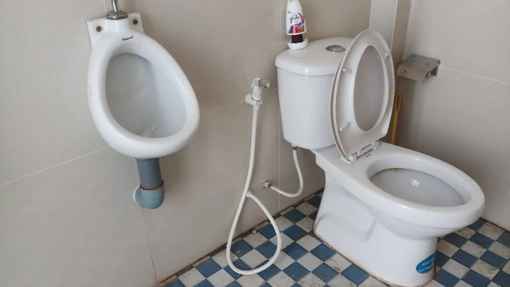 Mẹo xử lý triệt để mùi hôi do cống trong nhà vệ sinh bị nghẹt