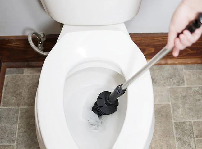 Mẹo xử lý triệt để mùi hôi do cống trong nhà vệ sinh bị nghẹt