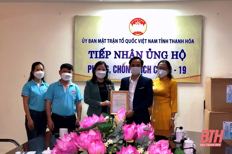Công ty TNHH KD Global trao tặng 10.000 bộ đồ bảo hộ y tế