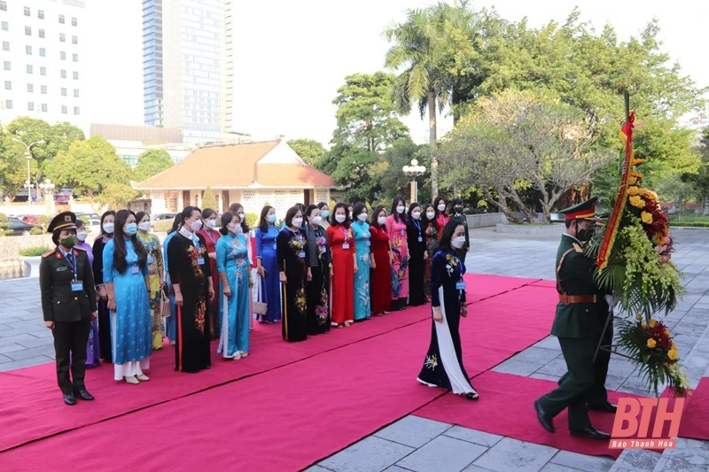 Đoàn đại biểu dự Đại hội Phụ nữ tỉnh Thanh Hóa lần thứ XVIII dâng hương tưởng niệm Chủ tịch Hồ Chí Minh, Mẹ Việt Nam anh hùng và các Anh hùng liệt sĩ