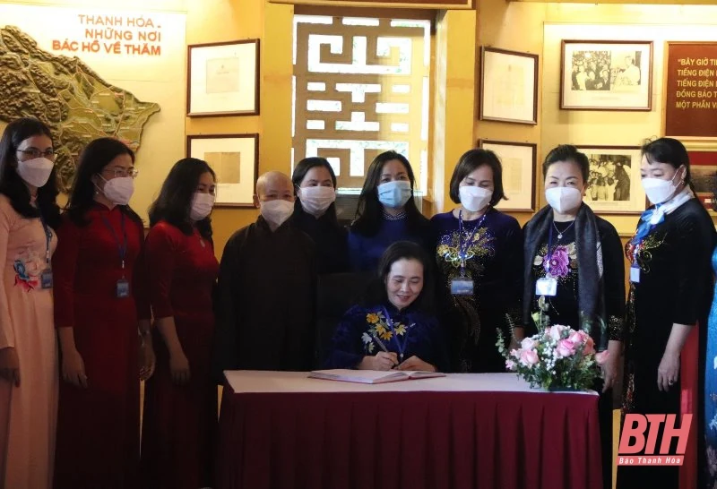 Đoàn đại biểu dự Đại hội Phụ nữ tỉnh Thanh Hóa lần thứ XVIII dâng hương tưởng niệm Chủ tịch Hồ Chí Minh, Mẹ Việt Nam anh hùng và các Anh hùng liệt sĩ