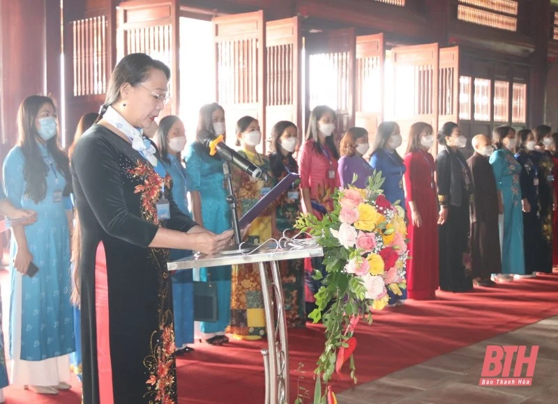 Đoàn đại biểu dự Đại hội Phụ nữ tỉnh Thanh Hóa lần thứ XVIII dâng hương tưởng niệm Chủ tịch Hồ Chí Minh, Mẹ Việt Nam anh hùng và các Anh hùng liệt sĩ