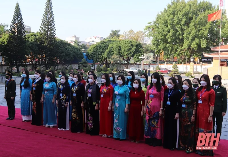 Đoàn đại biểu dự Đại hội Phụ nữ tỉnh Thanh Hóa lần thứ XVIII dâng hương tưởng niệm Chủ tịch Hồ Chí Minh, Mẹ Việt Nam anh hùng và các Anh hùng liệt sĩ