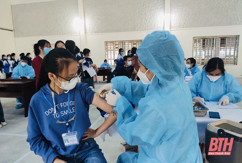 Ngày 1-12, Thanh Hoá đồng loạt triển khai tiêm vắc xin phòng COVID-19 cho trẻ em từ 15-17 tuổi