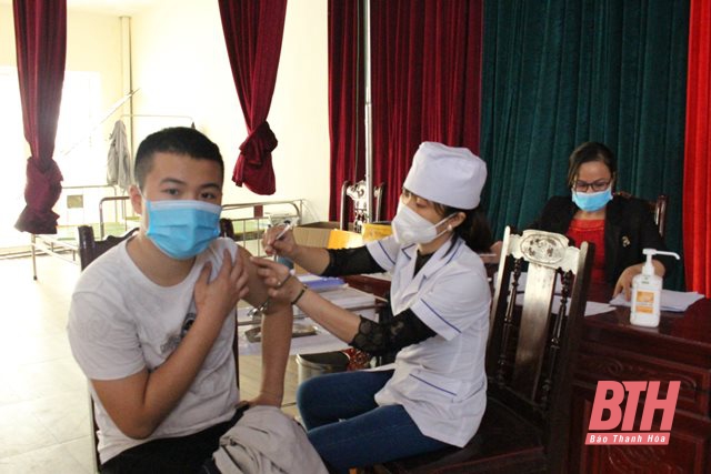 Huyện Triệu Sơn tiêm phòng vắc xin cho trẻ em từ 15 đến dưới 18 tuổi