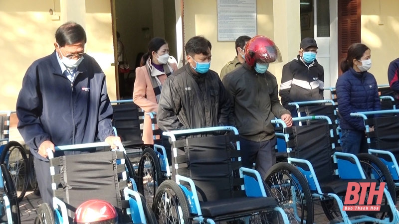 Thị xã Nghi Sơn trao 30 xe lăn cho người khuyết tật