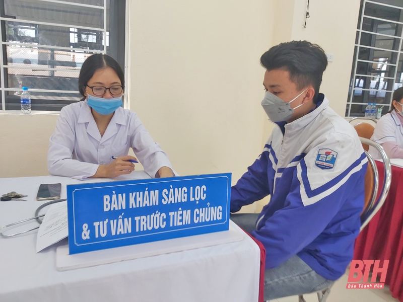 Ghi nhận buổi đầu tiêm vắc xin phòng COVID-19 cho học sinh THPT trên địa bàn TP Thanh Hóa