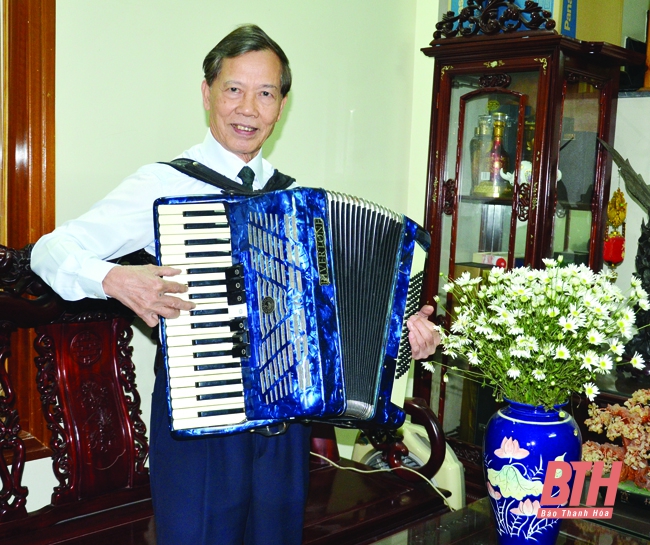 Nhạc sĩ Thanh Nhung – người đam mê chơi đàn ắc-coóc-đê-ông