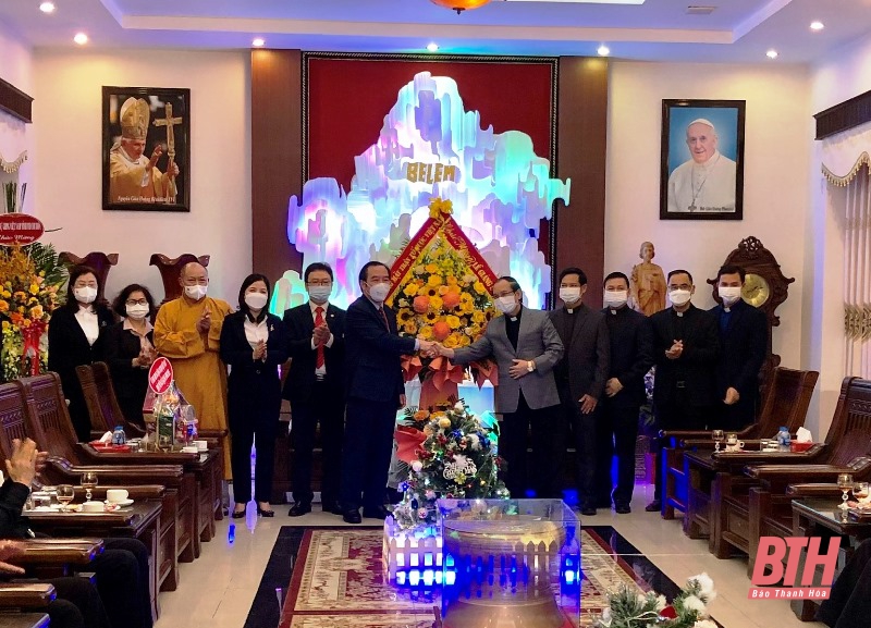 Phó Chủ tịch Ủy ban Trung ương MTTQ Việt Nam chúc mừng chức sắc Công giáo tại Tòa Giám mục Thanh Hóa nhân dịp Lễ Giáng sinh