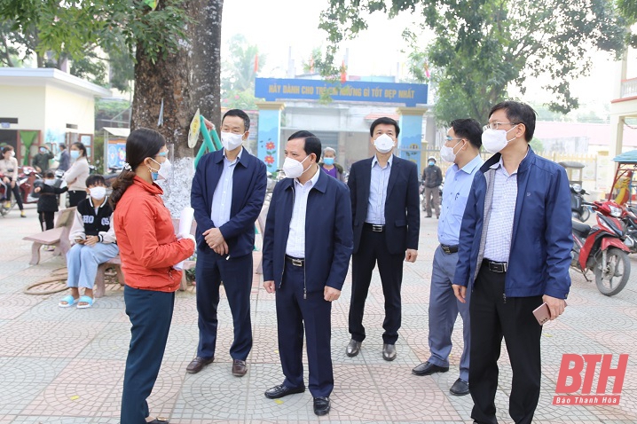 Phó Bí thư Thường trực Tỉnh ủy Lại Thế Nguyên kiểm tra công tác phòng, chống dịch tại huyện Hậu Lộc