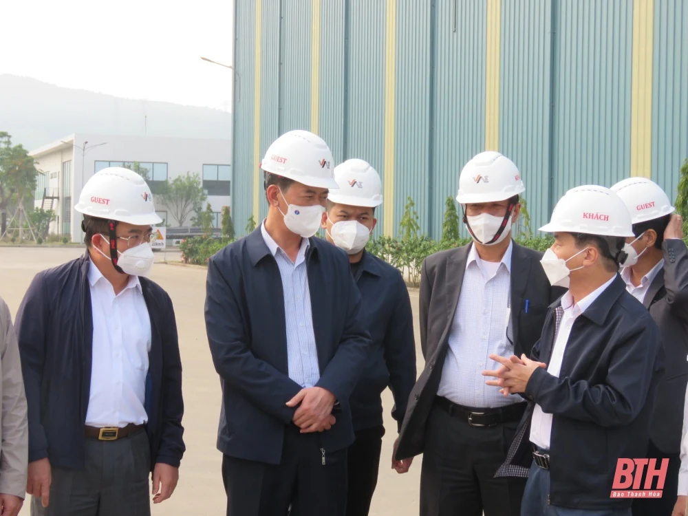 Phó Bí thư Tỉnh uỷ Trịnh Tuấn Sinh kiểm tra, chỉ đạo công tác phòng, chống dịch tại thị xã Nghi Sơn