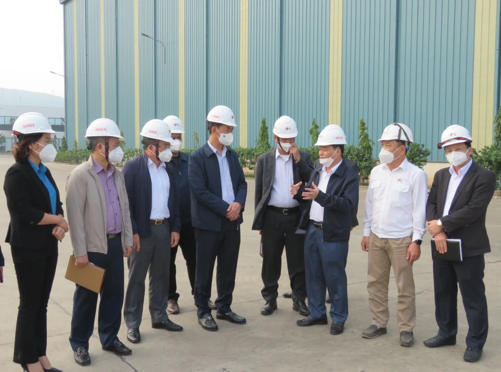 Phó Bí thư Tỉnh uỷ Trịnh Tuấn Sinh kiểm tra, chỉ đạo công tác phòng, chống dịch tại thị xã Nghi Sơn