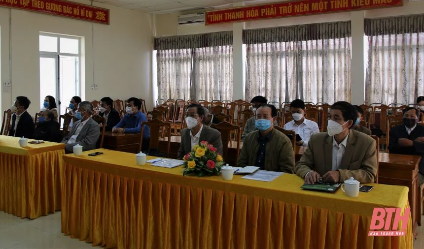 Trao sổ tiết kiệm tình nghĩa và quà cho Mẹ Việt Nam Anh hùng và thân nhân gia đình liệt sĩ