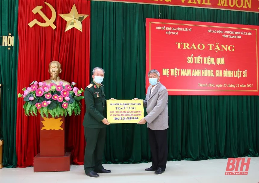 Trao sổ tiết kiệm tình nghĩa và quà cho Mẹ Việt Nam Anh hùng và thân nhân gia đình liệt sĩ