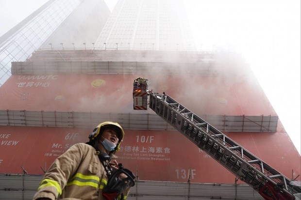 Cháy tại trung tâm thương mại Hong Kong, hàng chục người mắc kẹt