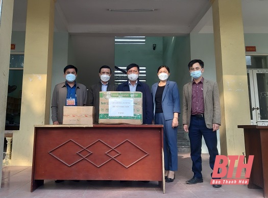 Liên đoàn lao động huyện Hậu Lộc tặng khẩu trang nước sát khuẩn cho người lao động phòng, chống dịch COVID-19