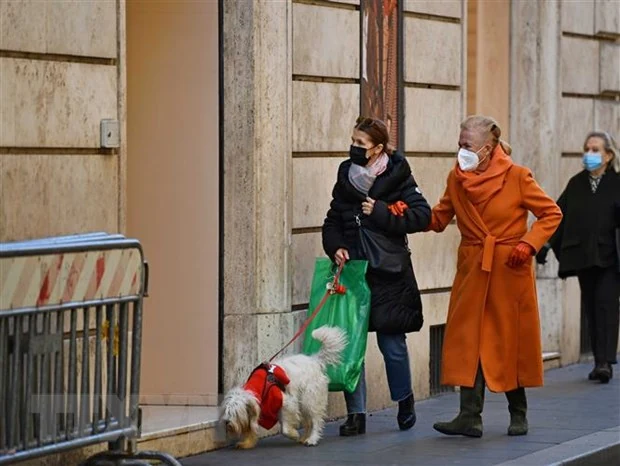 Italy không loại trừ tiêm chủng bắt buộc, Bỉ phong tỏa ngành giải trí