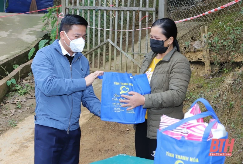Bí thư Tỉnh ủy Đỗ Trọng Hưng đến thăm, động viên đồng bào dân tộc huyện Mường Lát phòng, chống dịch COVID -19
