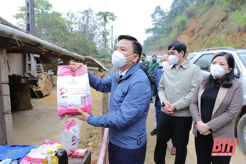 Bí thư Tỉnh ủy Đỗ Trọng Hưng đến thăm, động viên đồng bào dân tộc huyện Mường Lát phòng, chống dịch COVID -19