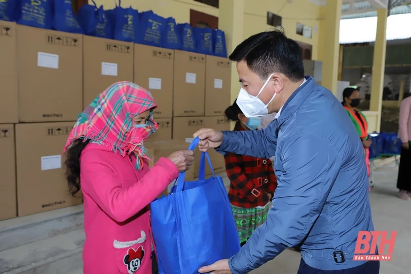 Bí thư Tỉnh ủy Đỗ Trọng Hưng đến thăm, động viên đồng bào dân tộc huyện Mường Lát phòng, chống dịch COVID -19