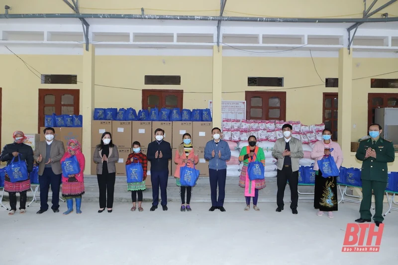 Bí thư Tỉnh ủy Đỗ Trọng Hưng đến thăm, động viên đồng bào dân tộc huyện Mường Lát phòng, chống dịch COVID -19