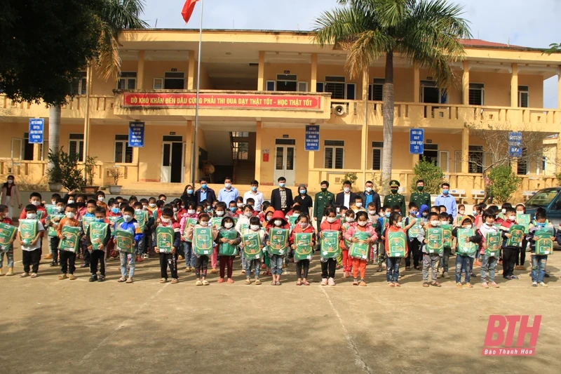Sở TNMT Thanh Hóa thăm, tặng quà tết cán bộ , chiến sỹ Đồn Biên phòng Yên Khương