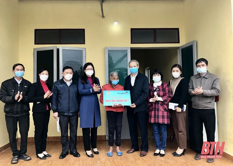 Trao tiền hỗ trợ làm nhà Đại đoàn kết cho hộ nghèo tại huyện Thiệu Hóa