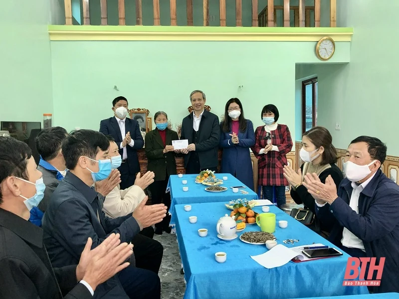 Trao tiền hỗ trợ làm nhà Đại đoàn kết cho hộ nghèo tại huyện Thiệu Hóa