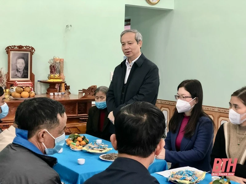 Trao tiền hỗ trợ làm nhà Đại đoàn kết cho hộ nghèo tại huyện Thiệu Hóa
