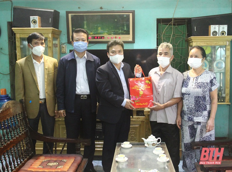 Chủ tịch UBND TP Thanh Hoá thăm, tặng quà các gia đình chính sách nhân dịp Tết nguyên đán Nhâm Dần