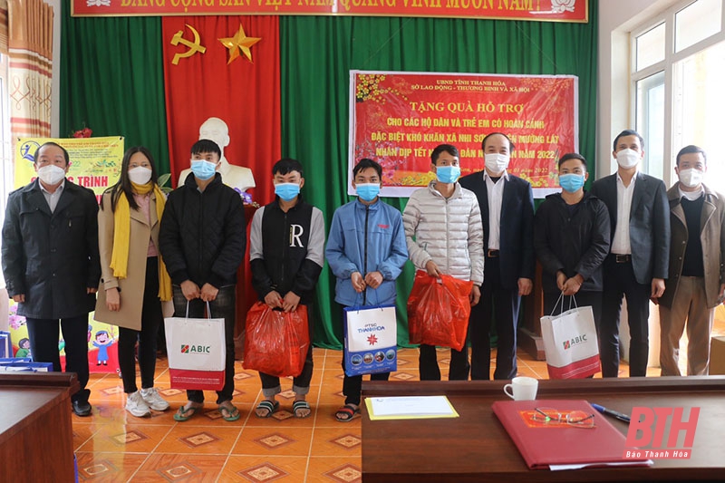 Tặng quà các hộ dân và trẻ em có hoàn cảnh đặc biệt khó khăn ở xã Nhi Sơn