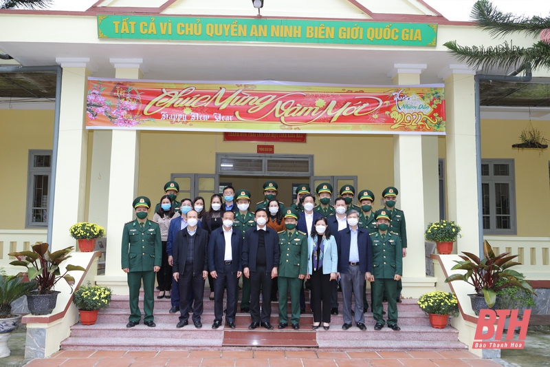 Bí thư Tỉnh ủy Đỗ Trọng Hưng thăm gia đình chính sách huyện Thường Xuân , động viên cán bộ, chiến sĩ đang thực hiện nhiệm vụ nơi biên giới