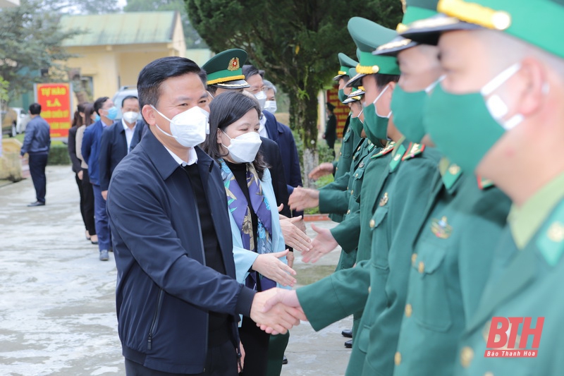 Bí thư Tỉnh ủy Đỗ Trọng Hưng thăm gia đình chính sách huyện Thường Xuân , động viên cán bộ, chiến sĩ đang thực hiện nhiệm vụ nơi biên giới