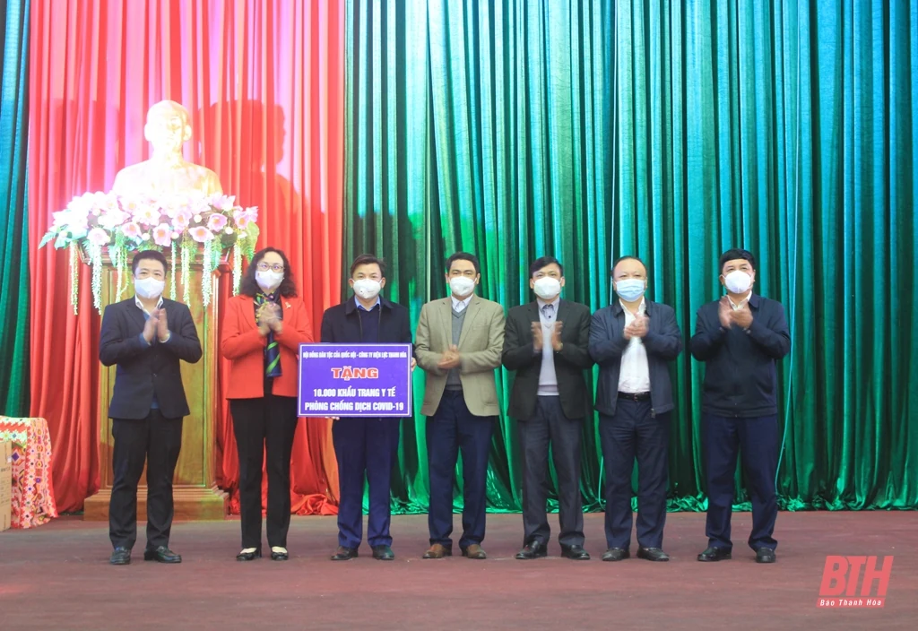 Hội đồng Dân tộc của Quốc hội và Tổng Công ty Điện lực Miền Bắc trao quà tại huyện biên giới Mường Lát