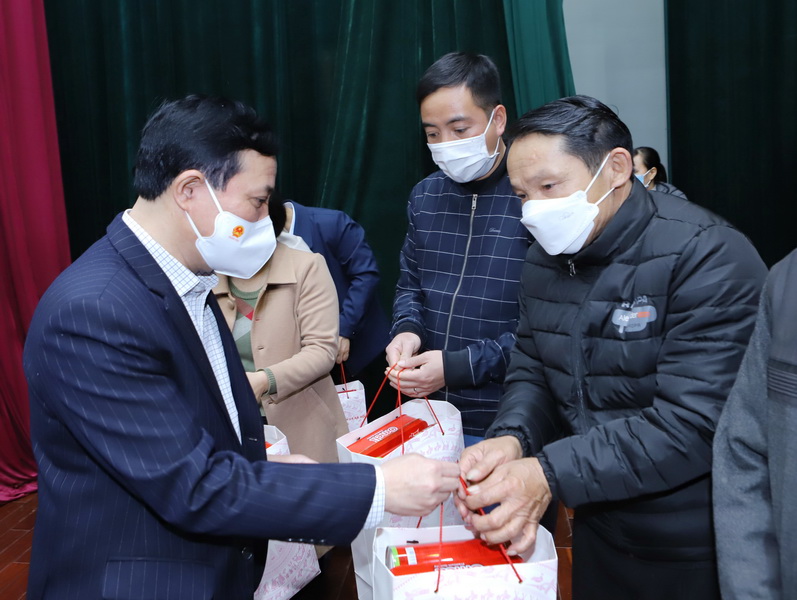 Bộ trưởng Bộ Lao động, Thương binh và Xã hội và các đồng chí lãnh đạo tỉnh Thanh Hóa tặng quà tết cho công nhân nghèo, gia đình chính sách
